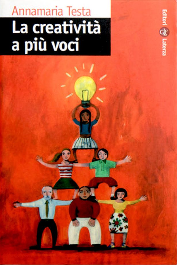 Copertina libro la creatività a più voci con illustrata una piramide umana che regge una grande lampadina.