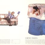 A sinistra una coppia parla al telefono sul divano. A destra la stessa coppia in un letto mentre parlano al telefono. Titolo: Pronto. Sempre pronto.