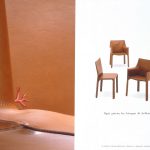 Tre sedie a destra e uno zoom sulla pelle a sinistra con un corallo appoggiato. titolo: ogni giorno ha bisogno di bellezza.