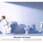 Un bambino si lava i denti nel lavandino imbracciando il suo peluche. Titolo: massimo nel bagno.