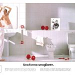 Un uomo mingherlino osserva i muscoli allo specchio del bagno. Titolo: una forma smagliante.