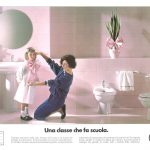 Una mamma sistema il fiocco del grembiulino di sua figlia. Titolo: una classe che fa scuola.