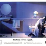 Di notte un agente segreto ispeziona con una torcia l'interno di un water. Titolo: Basta con i servizi segreti.