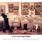 Un maggiordomo scivola su una saponetta mentre sta servendo il te ad un uomo seduto nella vasca da bagno. Titolo: un servizio impeccabile.