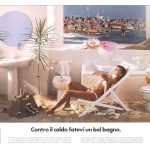 Ragazza seduta su una sdraio prende il sole in un bagno. Titolo: contro il caldo fatevi un bel bagno.