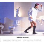 Uomo in camicia elegante si sistema il ciuffo rosso da punk. Titolo: Toilette da sera.