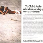Coppia amoreggia sdraiata sul bordo di una piscina. Titolo: Al club è facile intendersi, anche quando non ci si capisce.