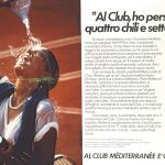 Tennista si rovescia una bottiglia di acqua sul viso. Titolo: Al club, ho perso quattro chili e sette anni.