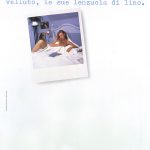 Polaroid con ragazza avvolta tra le lenzuola. Titolo: Non dimenticherò mai i suoi capelli di seta, la sua pelle di velluto e le sue lenzuola di lino.