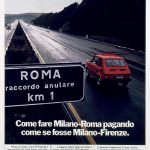 Una Fiat 126 in autostrada. Titolo: Come fare Milano-Roma pagando come se fosse Milano-Firenze.