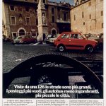 Una fiat 126 parcheggiata in una piazza italiana. Titolo: Viste da una 126 le strade sono più grandi, i posteggi più vuoti, gli autobus meno ingombranti, più piccole le città.