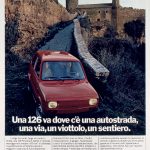 Una fiat 126 su una strada stretta in discesa. Titolo: Una 126 va dove c'è una autostrada, una via, un viottolo, un sentiero.