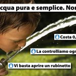 Un bambino beve da una canna per innaffiare. Titolo: vi diamo acqua pura e semplice. Non bottiglie.
