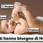 Bambino beve dal biberon. Titolo: tutti hanno bisogno dei Hera.
