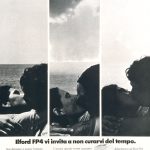 Tre scatti fotografici che mostrano una coppia che si bacia in tre momenti diversi della giornata. Titolo: Ilford FP4 vi invita a non curarvi del tempo.