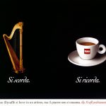 A sinistra un'arpa. A destra tazzina di caffè Illy. titolo: si scorda. Si ricorda.