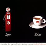 A sinistra pompa di benzina. A destra tazzina di caffè Illy. titolo: Super. Extra.