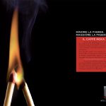 Due fiammiferi condividono e alimentano un'unica fiamma, su fondo nero. Titolo: Minore la fiamma. Maggiore la passione.