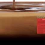 Zoom sulla superficie di una tazza di caffè. Titolo: un caffè espresso come non l'avete mai visto. Né gustato. Né immaginato.