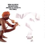 Un incantatore di serpenti suona il piffero e incanta un rotolo di carta igienica. Titolo: Inda ha reso incantevoli anche gli oggetti più umili.