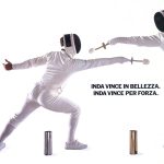 Due schermidori si sfidano impugnando lo scopino del bagno. Titolo: Inda vince in bellezza, Inda vince per forza.
