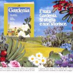 Una rivista di gardenia fiorisce in un prato verde. Titolo: è nata gardenia. Si sfoglia e non sfiorisce.