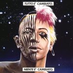 Viso di persona diviso in due, metà punk metà aborigeno. titolo: Tutto è cambiato. Niente è cambiato.