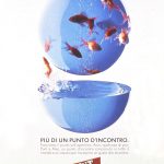 Una boccia piena di pesci sotto cui sta una mezza boccia da cui salta un pesce. Titolo: più di un punto d'incontro.