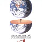 Un globo sopra una metà globo che fa da base a un culturista che sorregge il globo completo. Titolo: più di un punto d'appoggio.