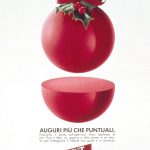Una pallina di natale sopra a una mezza pallina di natale. Titolo: auguri più che puntuali.