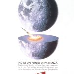 Una luna sopra a una mezza luna da cui parte un razzo. Titolo: più di un punto di partenza.