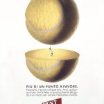 Una pallina da tennis sopra a una mezza da pallina da tennis che fa da campo a un tennista. Titolo: più di un punto a favore.