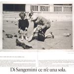 Una mamma con il suo bambino dà da mangiare ai piccioni in piazza. Titolo: di Sangemini ce n'è una sola.