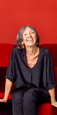 Foto di Annamaria Testa su un divano rosso